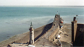 Der Leuchtturm und die Cale de la Fentre vom Monument aux Morts aus gesehen.